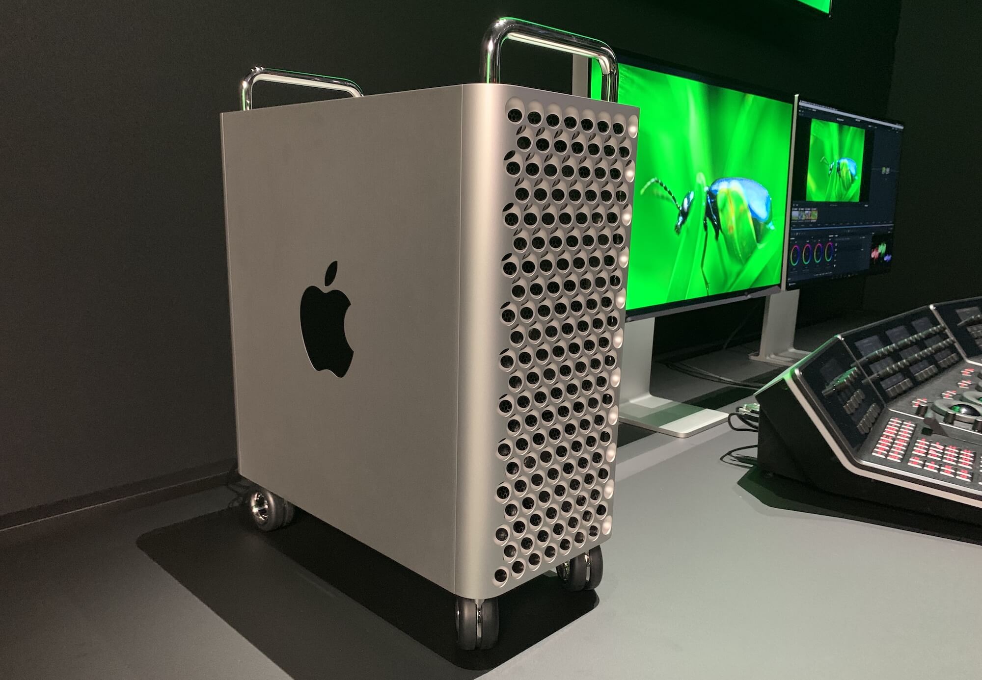 Apple выпустила колёсики для Mac Pro по цене 70 000 рублей